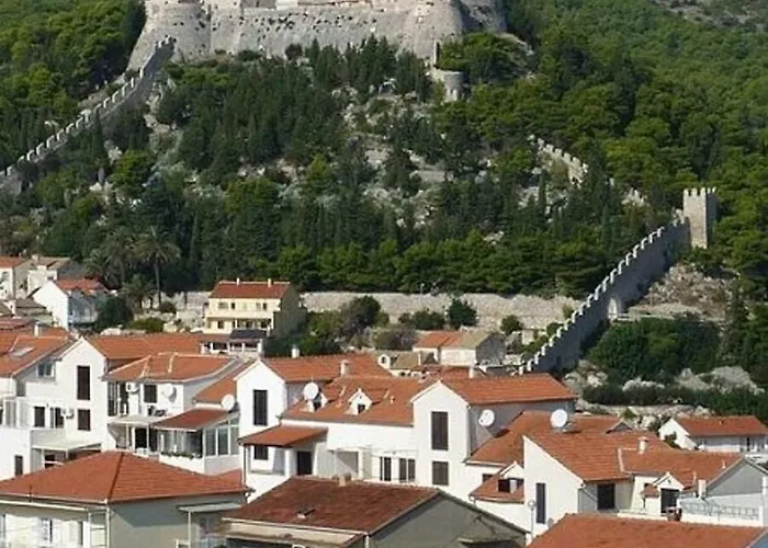 Апартаменти And Dar Хвар